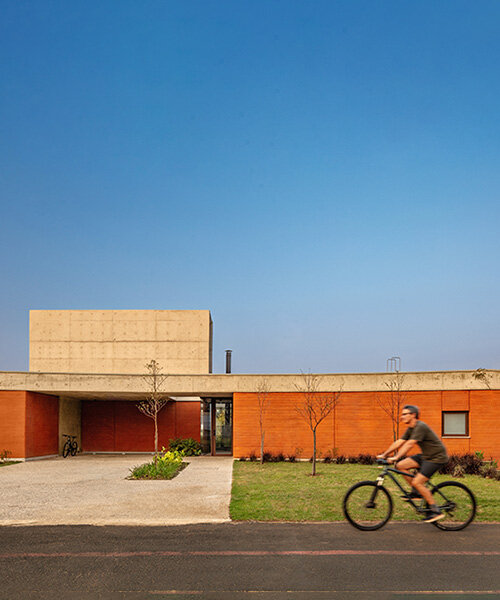UNA barbara valentim wraps japi house with curved rammed earth walls in são paulo